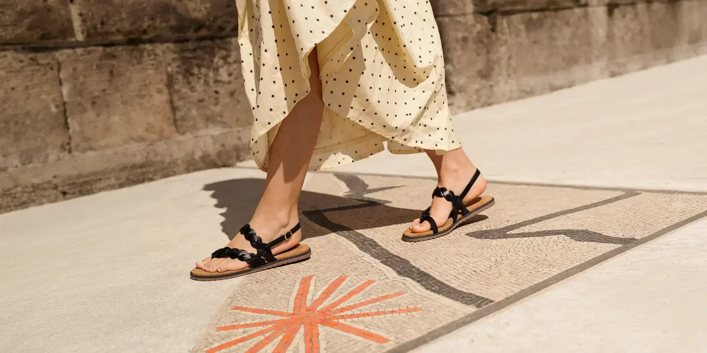 Zwarte sandalen in de zomer: 3 manieren om ze fris te dragen Zwarte sandalen in de zomer