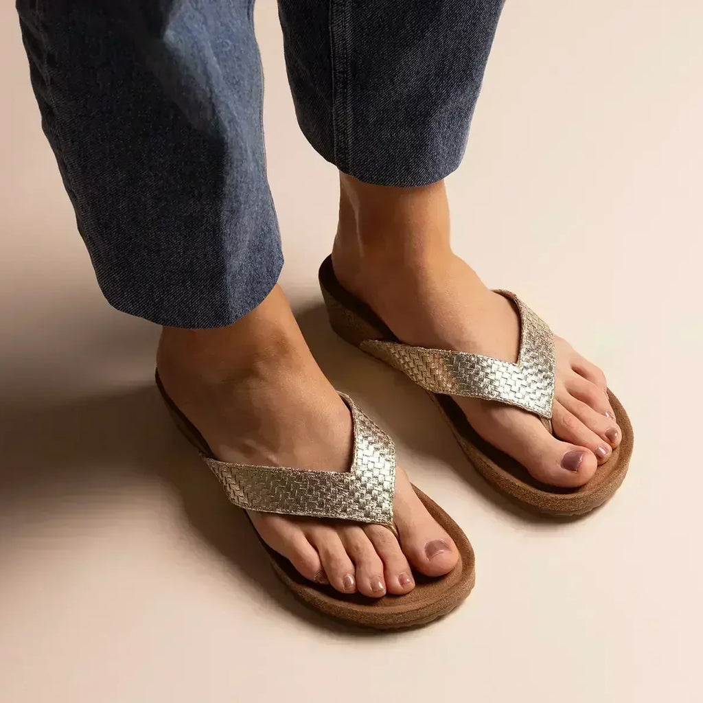 Hoe combineer je gouden slippers met je zomeroutfit?