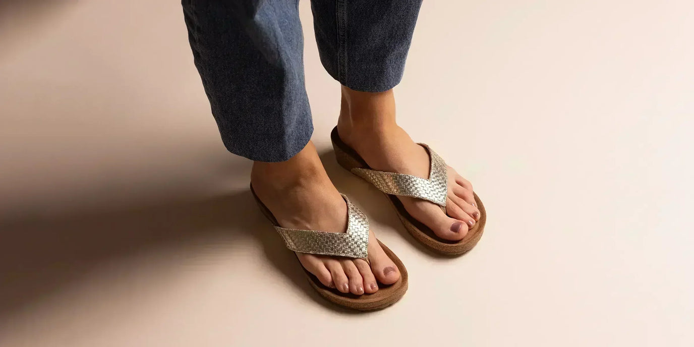 Hoe combineer je gouden slippers met je zomeroutfit?