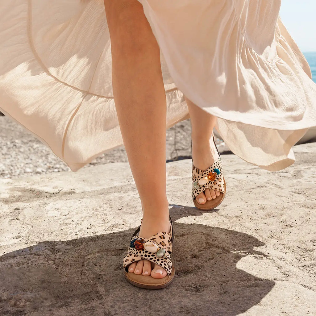 Sandalen voor vakantie kiezen voor strand, stad en avond
